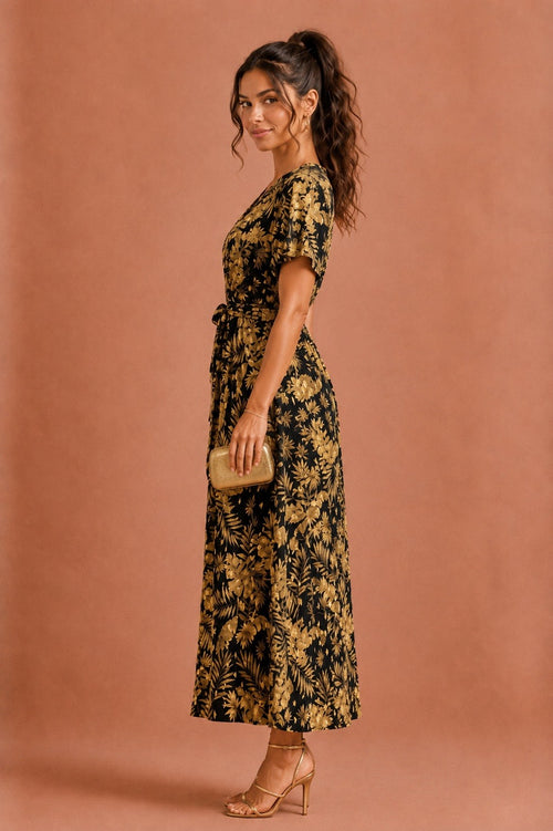 Robe cache-cœur imprimée avec détails dorés et ceinture assortie